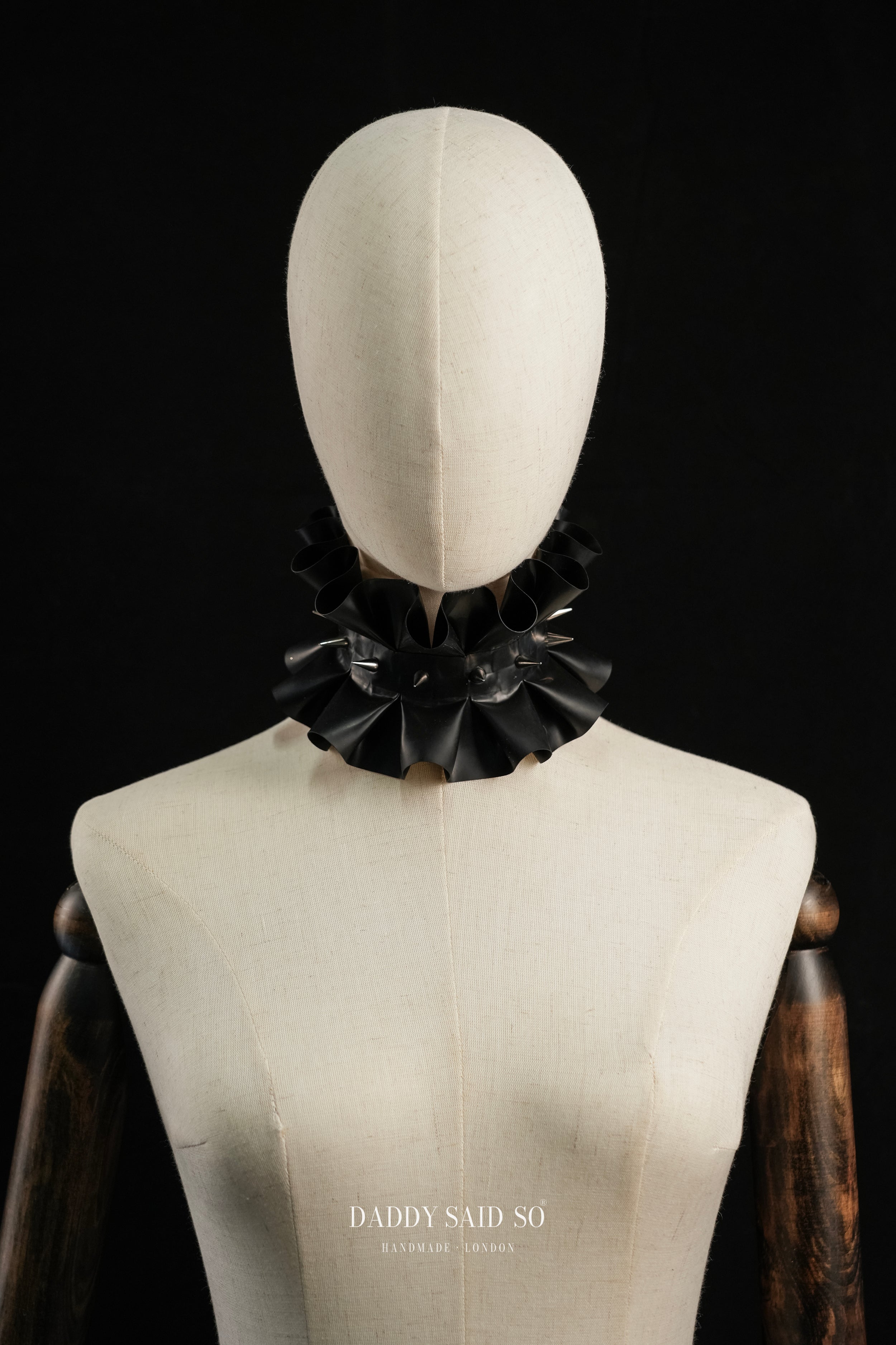 Black Ruffled Rubber Collar