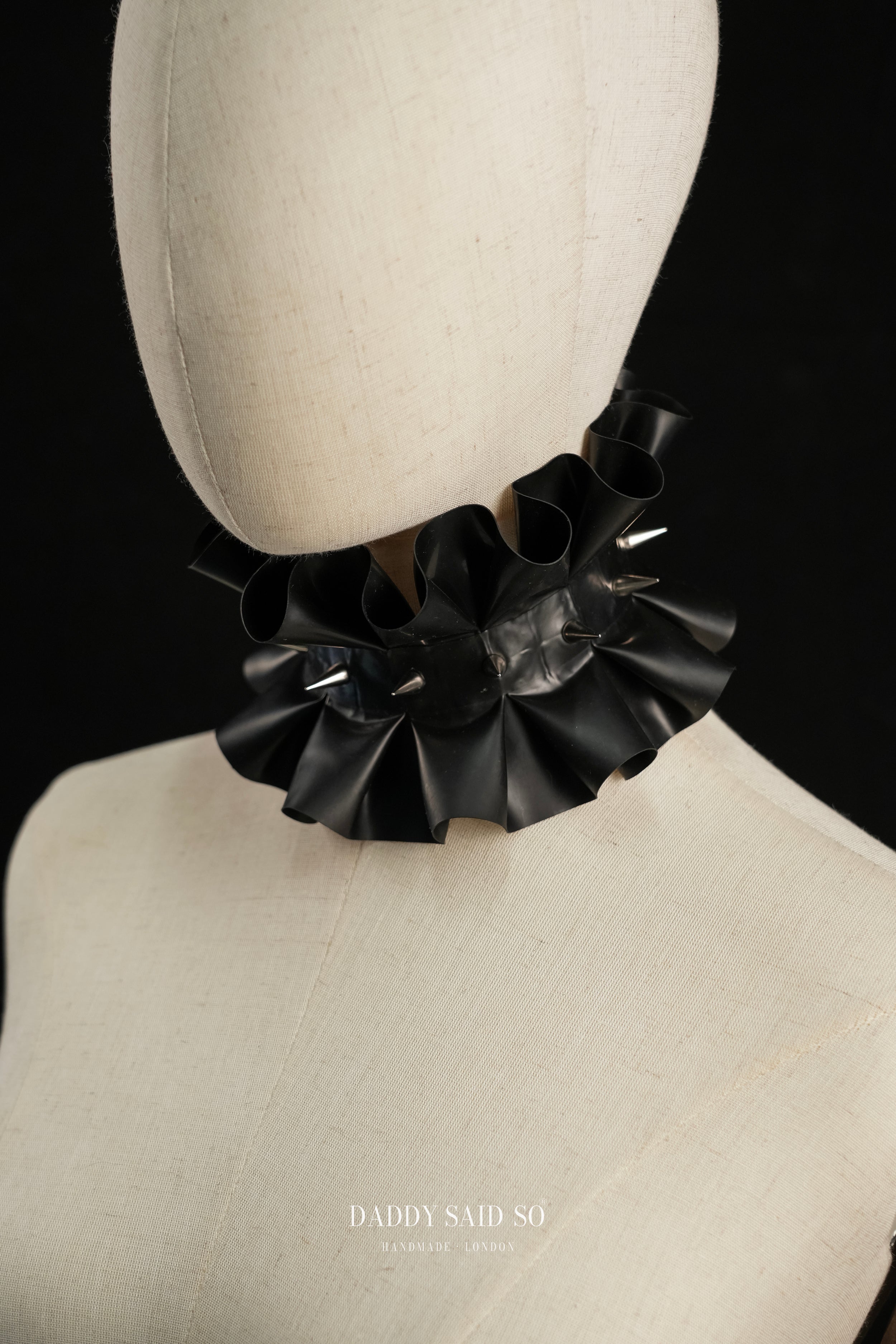 Black Ruffled Rubber Collar