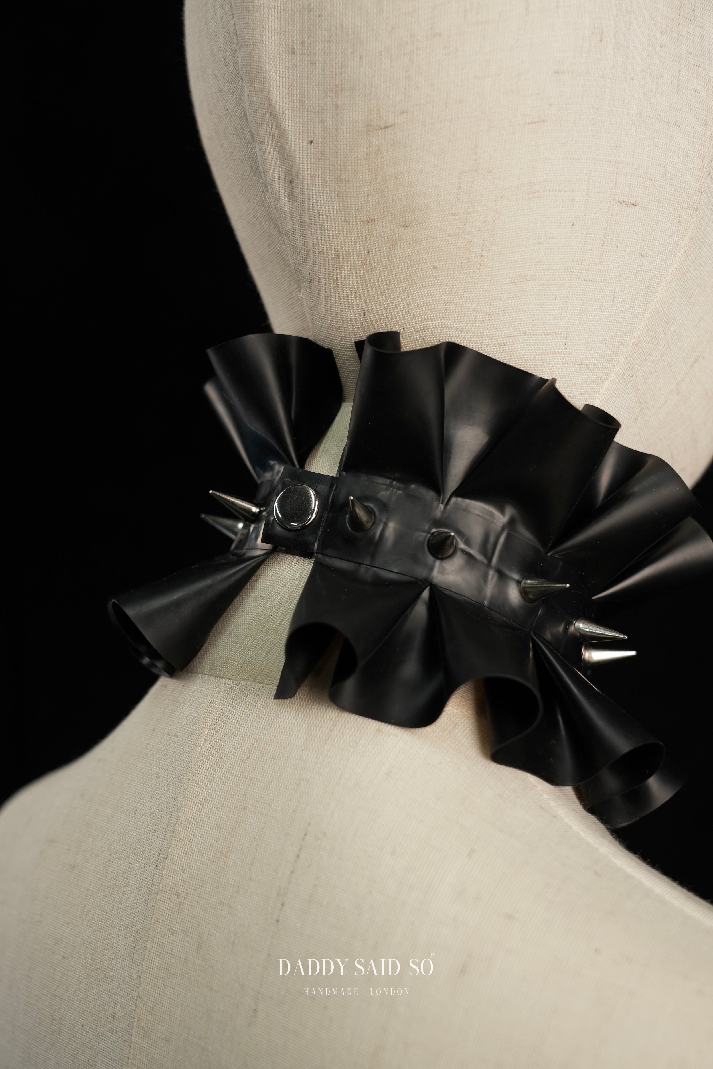 Black Ruffled Rubber Collar